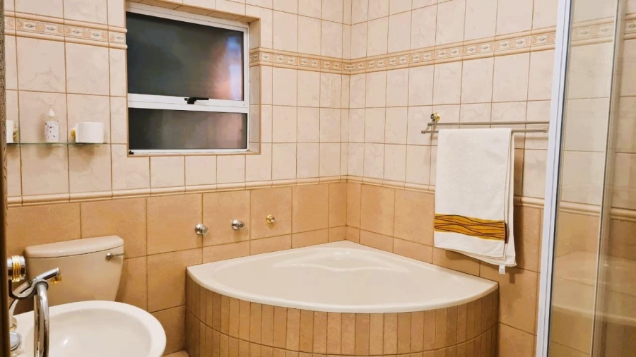 8 Bedroom Property for Sale in Waverley Free State